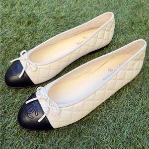CHANEL CC LOGO WHITE QUILTED LEATHER BLACK CAP TOE BALLET FLATS SHOES CLASSIC 42